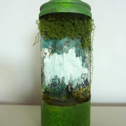 Effacé - Je récupère mes bombes de peintures vide pour re créer des scène de vie en miniature.
