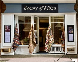 BeautyOfKilims - <p>La devanture de BeautyOfKilims, vitrine visible depuis la rue</p> - Alexandra Consul
