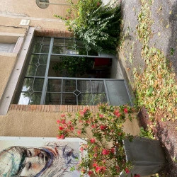 Le portrait de Soksan accueille le visiteur à l'entrée de l'atelier - Affiche d'un croquis rapide 150/90