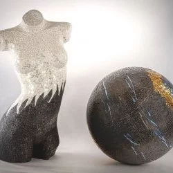 Mosaïque sur polystyrène - buste et boule diam 50 cm - Artiste Caroline Faucon - Gard - Gérald KAPSKI - Art & Studio 