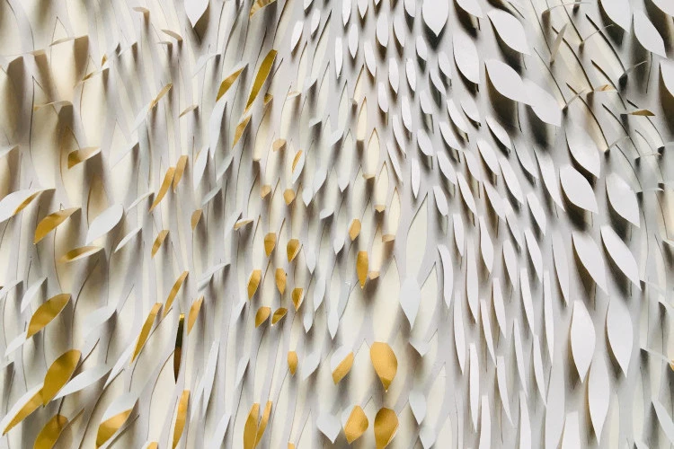 « FOISONNEMENT DORÉ » Nicolas MARQUET. - Papier industriel, découpe scalpel et pliage.