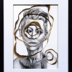 Métamorphoses - Format 42,5X32,5 cm, 4,5 cm de profondeur. Dessin au crayon graphite, dupliqué sur papier texturé 350 grammes, brûlures à la flamme vive, disposition par strates espacées de 0,5 cm, dans caisson vitré, encadrement bois noir - 2024 - Zabel Charrié 