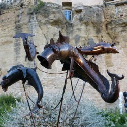 Sardinade - Sculpture en pots d'échappement. Hauteur : 2 m - Annick Ducrot 