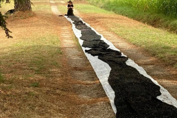 CONTINUUM (sans interruption) - depuis 2020. Tricoté à partir de laines noires de récupération, CONTINUUM est une expérience d'une durée peut être illimitée, un vécu du temps en mouvement. La pièce a une longueur évolutive (actuellement 35m de long par 1m de large) - Florence B. 