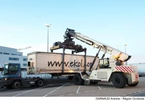 Transfert de container sur le port de Sète en vue d'un transport rail-route