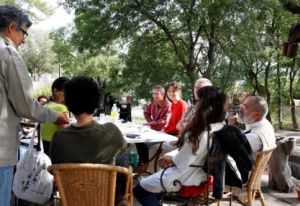 Affiche À l'ombre des arbres