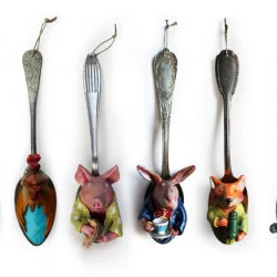 Les gourmands - modelages en pâte à bois dans des cuillères à soupes anciennes - Emilie Passal 