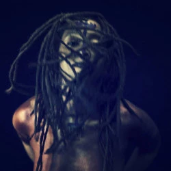 Ka an ko - Padjanbèl - Capture d'écran - Performance pour la vidéo Ka an Ko - Laure Larrieu 