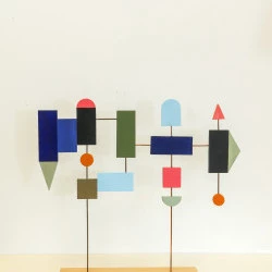 Formes connectés en dehors du plan - 2024/2025, bois pin peint et barre métallique, 54cmx50cm