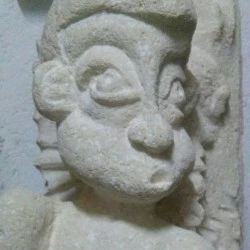 tiki - calcaire dégrossi au ciseau à main puis arrondi à l'aide de râpes rifloirs - oeuvre originale 