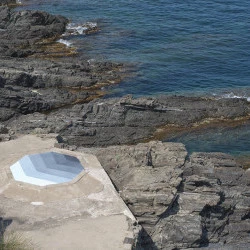 L'œil du maelström - Peinture à l'acrylique sur sol, Intervention dans l'espace public, pour la Manifestation d'Art Public # 6, Cerbère, France , 2017 - Rébecca Konforti 