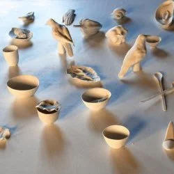 "Où vont les objets la nuit", Galerie La Menuiserie, Rodez 2021 - porcelaine, jus de rouille - violaine Laveaux 