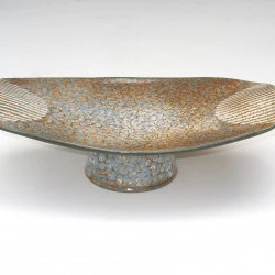 Plateau sur pieds. - Fabrication à la plaque, emaux de cendre de foins, cuisson reduction haute temperature - Martin Barnsdale 