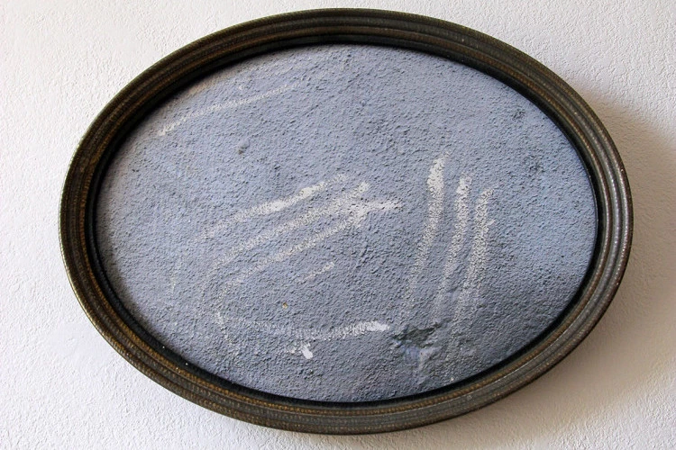 Main fantôme - Photographie, 2025, 30 x 40 cm, encadrée sous verre (cadre ovale ancien) - Agnès Fornells 