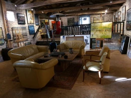 espace galerie - <p>120 m2 d'exposition où de très nombreuses toiles de différents formats sont visibles.</p>