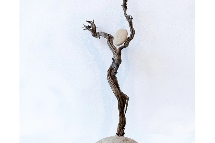 Le danseur du 17 mars - Petite sculpture en bois de romarin et pierre - Crédit Photo - Véronique Brill 