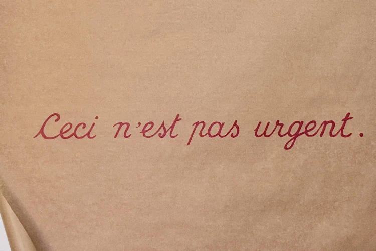 Ceci n'est pas urgent, 2026 - Peinture acrylique sur papier kraft - Série Laboratoire de création sous contrainte — Jour 6