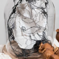 Extrait installation "Prendre soin" - dessin, couture sous cloche -2026 - Jules Severac 