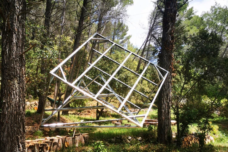 uniQUBE charpente : prisme en suspension - Sculpture durable monumental - Aluminium riveté installé sur le domaine du P'tit Mas à Salerne - format 240x240x295cm - 2019 - cssJPG Jenfi 
