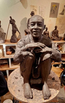 Dans l'atelier de Corinne Chauvet - <p>Une sculpture en cours de réalisation en Grès noir</p> - Corinne Chauvet @Adagp Paris2 2025
