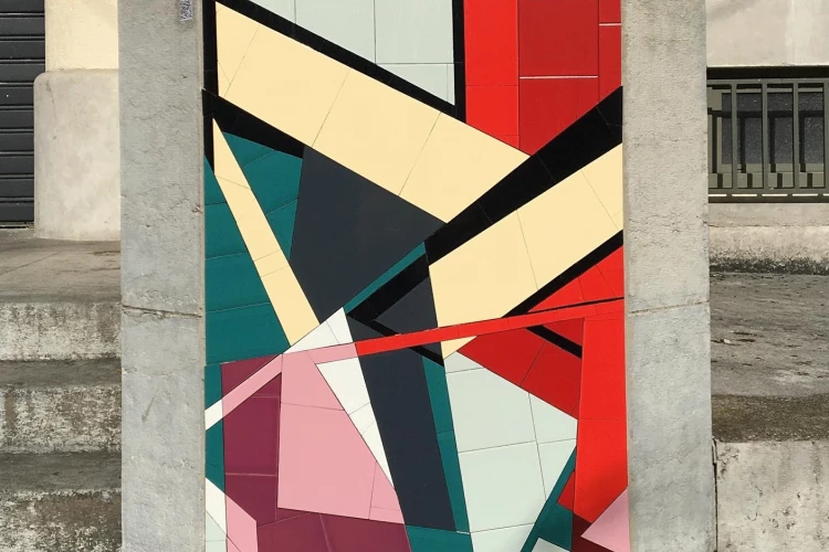 Sans titre - Mosaïque en carreaux de céramique. Décoration extérieure de la façade