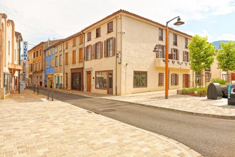 Les chambres d'hôtes Nostra Demora sont situées en plein centre-ville de Quillan, dans l'Aude.