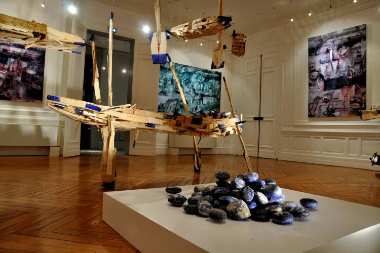 "Ici est ailleurs", Vue de l'installation, Centre Bellegarde, Toulouse - Installation, barques en bois de cagettes, peintures, gouache sur paier de soie résiné, 2017, - Bernard Rousseau 