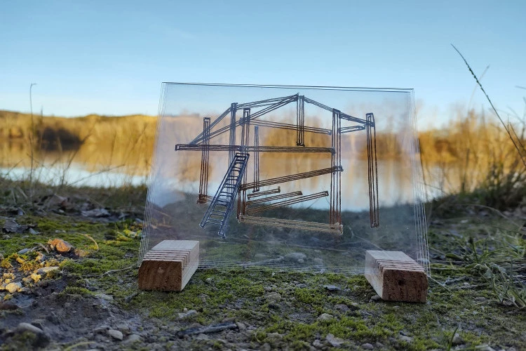 Cabane mobile - Fil brodé sur plaques de plexiglas pré percées, 13/18/5 cm. Installations à la Riverotte, Clermont-le-Fort - Charlotte Beseme 
