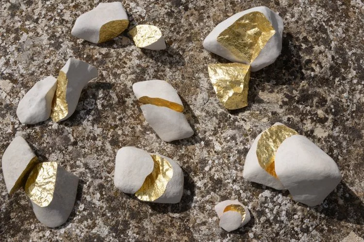 Symboles - Calcaire et feuilles d'or. Exposition OR au MUCEM, 2018