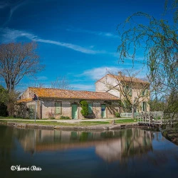 Maison des Arts et de la Nature - Vue sur l'ancienne maison éclusière qui a changé de vocation pour accueillir désormais des artistes, des expositions, des animations et un café librairie - Hervé Baïs 
