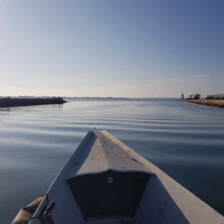 Traverser - Photo lors de trversee, aventure sur l etang de Thu, à bord d une barque artisanale type venitienne. - Christine Boileau 
