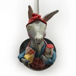 Bref… il va bien falloir que je me mette à faire un brin de ménage ! - sculpture en pâte à bois dans une louche ancienne + porte-clé, éponge et chiffon 2019 - Emilie Passal 