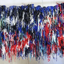 La rencontre entre l'explosif volcan qui rit et l'armada des îles-poissons - Haut-relief textile, verso. 221 x 128 x 12 cm. Vêtements et divers cépages textiles déchirés, découpés, cousus, redensifiés, peints, fixés sur métal. Juillet 2025. - Crédit image Françoise Alquier 