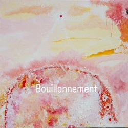 Bouillonnement - Quand j'ai peint cette toile, j'étais animée par un besoin profond de remonter à la surface, de quitter les profondeurs sombres pour retrouver la lumière. Chaque touche de couleur, chaque mouvement du pinceau, était comme une étape dans cette ascension, un pas vers cette douceur lumineuse qui me permettrait de continuer. La lumière, douce et chaleureuse, se mêle aux nuances de rose, d'orange et de blanc. C'est une lumière qui apaise, qui nourrit l'espoir. Dans cette peinture, j'ai voulu capturer ce moment où l'on se tourne vers l'avenir, vers une victoire encore lointaine, mais possible… 120CM X 100CM Peinture acrylique au pinceau et au couteau sur toile de coton - JARLAN LAURET Sandrine 