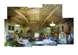 L'atelier éclaté à la manière de David Hockney - <p>Ancien grenier à foin à l'étage, accès petit escalier en colimaçon.</p>