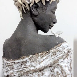  Haru (Printemps) œuvre unique en quatre parties. Série des " cycles de vie et des saisons" - Grès noir. Engobes et émail stannifère. Format 31,5/20/6 plus socle en chêne 23,5/23,5/4. 2017