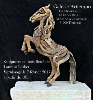 Affiche Exposition de sculptures de chevaux en bois flotté.