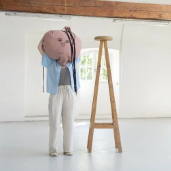 Tête à tête - Tête à tête traite de l'incarnation, oscillant entre la mascotte burlesque et la poupée inquiétante. L'artiste incarne la tête et inversement, jusqu'à éprouver des difficultés à respirer, étant privée de ses sens : l'ouïe, la vue, la respiration. Incarner la tête demande un effort physique tant de la part du·de la performeur·euse que du·de la spectateur·rice, auprès de qui la tête cherche de l'air. - Margaux Sahut 