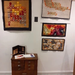 Exposition de 4 oeuvres : Sans titre, Paresse, Palette inachevée et N'Tchak lors du JAPO Off oct 2020 - Couture, broderie, appliqué, coton, jute, soie, écorces de bouleau, feuilles de maïs, fils de soie, 2005 ……(h)x…….(l) Sans titre / lin, soie, coton, 2004, 54(h)x76(l) Paresse / coton, jute, soie, 2003, 30(h)x60(l), Palette inachevée / coton, lin, jute, 2004, 34(h)x63(l) N'Tchak - Nathalie Larchet 