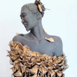 Aki (Automne) Suite trois des "Cycles de vie et des saisons" ; œuvre unique - Grès noir. technique de pastillage et ciselure. engobes et couverte. laiton et bois. format 38,5/23, plus socle en chêne. 2018