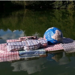 Grande ultime traversée - Composition flottnte de plusieurs elements réalisés à partir de sacs de voyage evoqunt la grande migration du Sud vers le Nord - Christine Boileau 