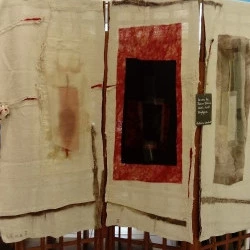 La vie de Jeanne Yslaire - Couture, broderie, feutrage, triptyque symbolisant les étapes de la vie d'une femme : de la naissance à la mort, coton ancien, dentelle, lin, tulle, intissé, organza, organdi, toile de jute, laine feutrée, fils divers, 2015/2018, 3x125(h)x50(l) - Nathalie Larchet 