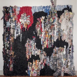 Origines - Haut-relief textile. 207x220 cm. Vêtements oubliés, donnés, offerts, chipés, trouvés, déchirés et redensifiés, vissés sur bois, 2017. - Crédit image Françoise Alquier 
