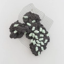 Fin de cycle - 2022, béton, grillage, polystyrène, laiton, 45 x 50 x 9 cm, collection privée - Photographie de Nassimo Berthommé 