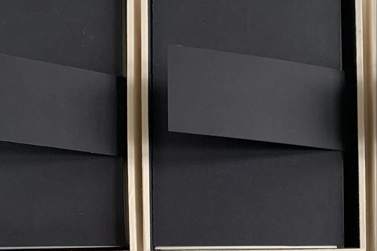 3 2024 CHU 3 coffrets 118 dessins, 3 carnets Moleskines 118 dessins MJ Doutres - 3 Carnets Moleskine Dessins au feutre sur empreinte à la gomme unique - Donne crédit photo : 3 2024 CHU 3 coffrets 118 dessins, 3 carnets Moleskines 118 dessins MJ Doutres 