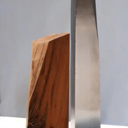 Asymetrie cristalline - bois chêne ancien - acier inoxydable h 0m,50 - jean suzanne 