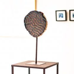 Danseur Cosmique - Tranches de bois peint & gravé sur socle en acier, 24x60x15 cm - Ezam / Gravure : Visual Process & Atom Sphere 