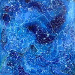 CIELS PROFONDS - Huile sur lin, 60 x 60 cm, 2020, Dans cette peinture à l'huile, la profondeur des bleus invite à un voyage suspendu entre l'infiniment grand et l'infiniment petit. Les formes ondoyantes, parcourues de filaments argentés, pourraient tout autant évoquer une nébuleuse captée par un télescope, une carte secrète de la Terre vue de l'espace, ou le tracé de constellations oubliées. La composition joue sur les frontières mouvantes entre observation scientifique et contemplation onirique. Selon le regard, on y devine la surface mouvante d'un océan, le tissu nerveux de la planète ou les routes lumineuses d'un ciel nocturne. La signature discrète, un simple W, permet une exposition selon les 4 orientations.