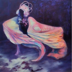 Symphonie du rite - Dans cette série de peintures, Léa Delescluse ouvre un espace suspendu, entre ciel et matière, où des figures sans visage surgissent comme des apparitions. Elles semblent flotter dans un monde entre rêve et réalité, portant en elles une mémoire invisible, collective, intime. Ces figures incarnent une humanité universelle — sans âge, sans genre, sans origine définie. Elles sont les messagères d'un monde intérieur qui déborde, un monde fait de plis et de replis, de matières, de souffles et de lumière. Elles ne racontent pas, elles évoquent. Le titre Les plis du monde fait écho aux réflexions de l'anthropologue Philippe Descola dans Les formes du visible. Il y écrit : « Figurer, c'est donner à voir l'ossature ontologique du réel… en suivant tel ou tel pli du monde. » S'inspirant de cette pensée, Léa Delescluse plie et déplie les réalités, cherchant l'invisible dans le visible, l'universel dans l'intime. Elle assemble des formes glanées au fil du temps, comme on composerait un chant ancien avec des instruments venus d'horizons lointains. Chaque tableau est une image pensée, précieuse, où rien ne repose vraiment sur ses pieds, mais où tout se tient, porté par une tension sourde entre renaissance et ruine, douceur et violence, cultures et symboles, reflétant la complexité de l'existence humaine. L'une des œuvres phares de cette série, Grenades, est une allégorie sans pieds ni visage, portant une coiffe italienne et drapée d'un tissu vietnamien. Dans ses mains, elle tient des grenades : l'une tue, l'autre nourrit. Son univers est nourri de voyages, de rencontres, de fragments d'ailleurs. C'est une réponse à l'uniformisation rampante : une célébration de la diversité, de l'altérité. Les plis du monde, ce sont ces interstices dans lesquels l'unique rejoint l'universel, où la beauté se niche dans l'intervalle. Chaque toile est une pause, une respiration. Un moment suspendu où le temps s'efface, et où l'on peut, le temps d'un regard, faire corps avec le monde.