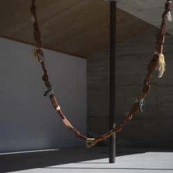 Collier de Korè - 1120 x 7 x 4 cm, brique de construction roulée par la mer et filet de pêche (ramassés sur la plage de Naxos) et corde, 2023 - Giulia Zanvit, Maison MAKEBA 